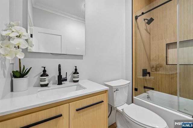 424 Ridgewood Avenue, Paramus, NJ 07652