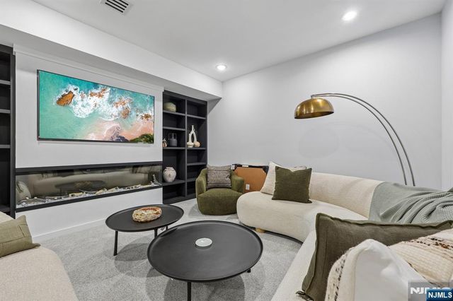424 Ridgewood Avenue, Paramus, NJ 07652