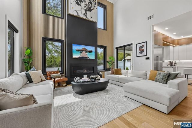 424 Ridgewood Avenue, Paramus, NJ 07652