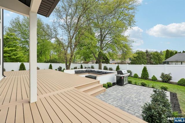 424 Ridgewood Avenue, Paramus, NJ 07652