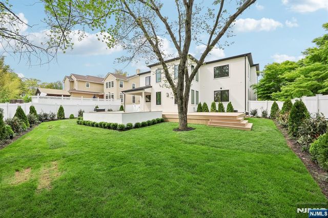 424 Ridgewood Avenue, Paramus, NJ 07652