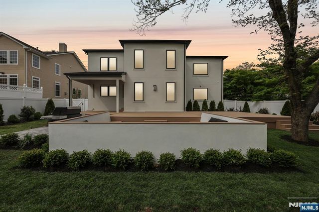 424 Ridgewood Avenue, Paramus, NJ 07652