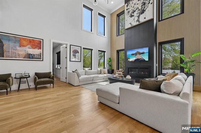 424 Ridgewood Avenue, Paramus, NJ 07652