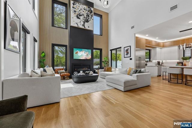 424 Ridgewood Avenue, Paramus, NJ 07652