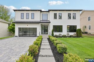 424 Ridgewood Avenue, Paramus, NJ 07652