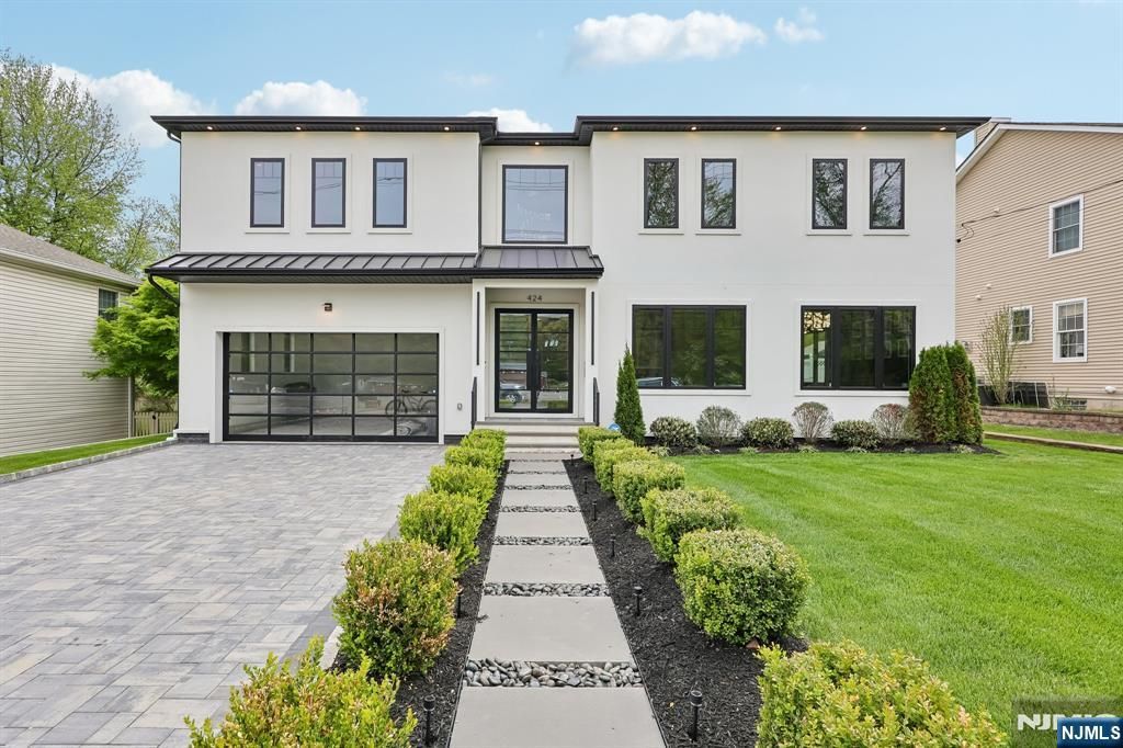 424 Ridgewood Avenue, Paramus, NJ 07652