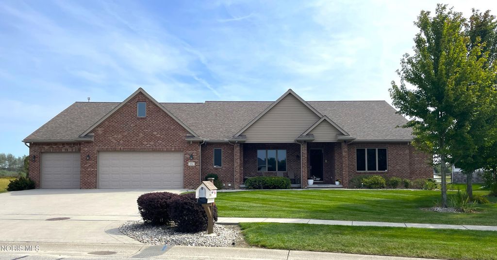 156 Pineview Drive, Oregon, OH 43616