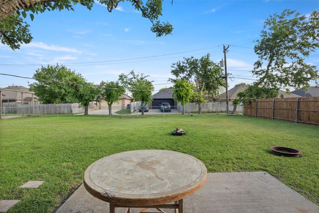 106 Wayne Drive, Sanger, TX 76266