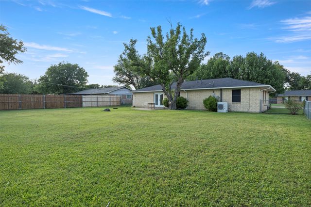 106 Wayne Drive, Sanger, TX 76266