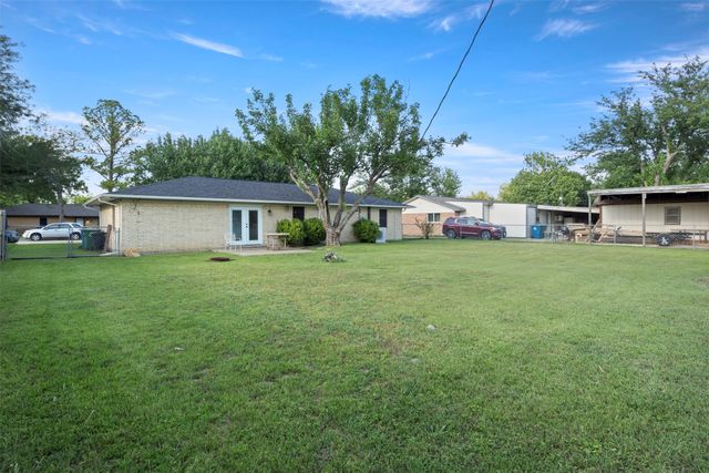 106 Wayne Drive, Sanger, TX 76266