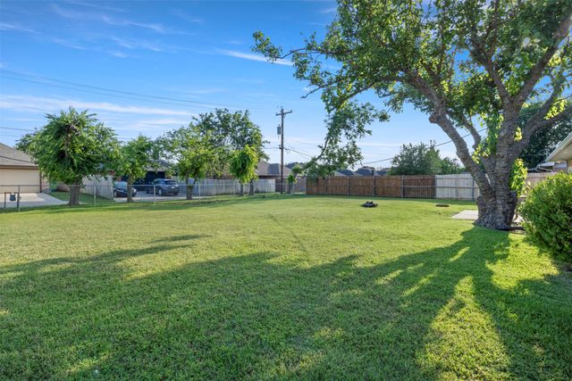 106 Wayne Drive, Sanger, TX 76266