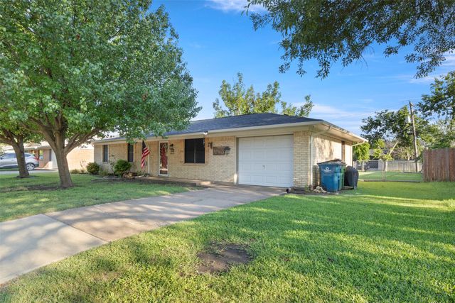 106 Wayne Drive, Sanger, TX 76266