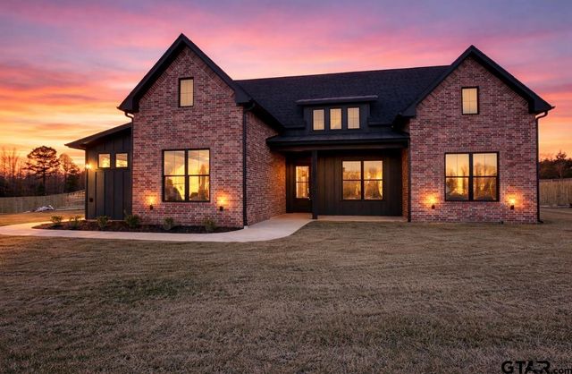 190 Brooks Dr, Gladewater, TX 75647