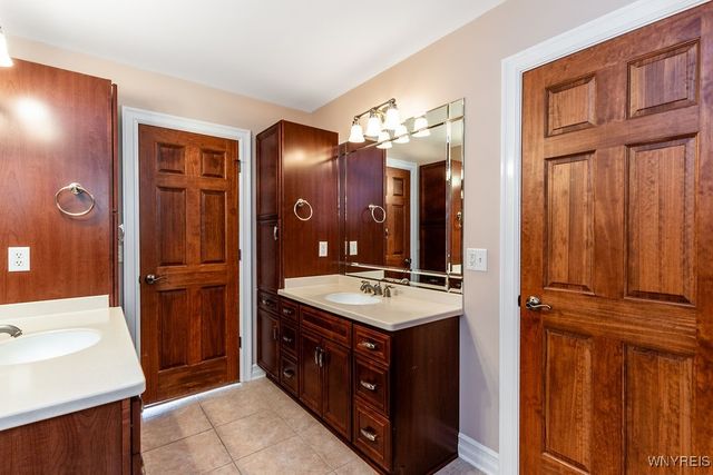 81 Hidden Oaks Court, Grand Island, NY 14072