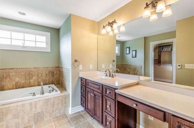 81 Hidden Oaks Court, Grand Island, NY 14072