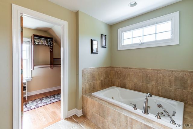 81 Hidden Oaks Court, Grand Island, NY 14072