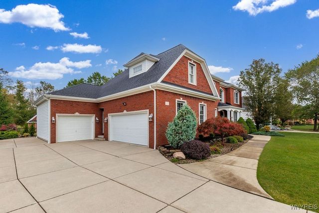 81 Hidden Oaks Court, Grand Island, NY 14072