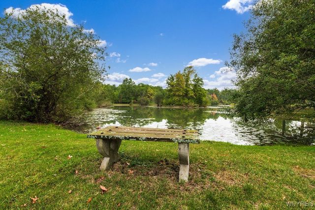 81 Hidden Oaks Court, Grand Island, NY 14072