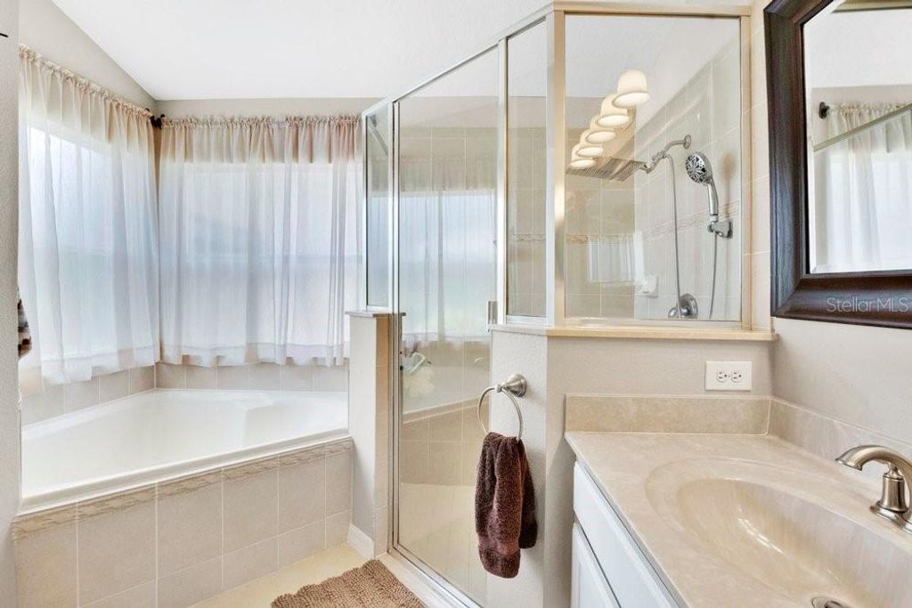 Image 15 of property listing at 9506 PECKY CYPRESS WAY, Orlando, FL 32836