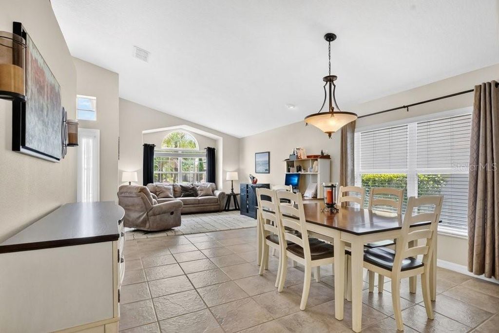 Image 7 of property listing at 9506 PECKY CYPRESS WAY, Orlando, FL 32836