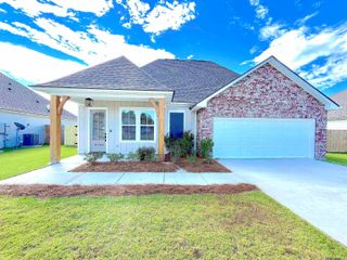 10462 Highcrest Dr, Denham Springs, LA 70706