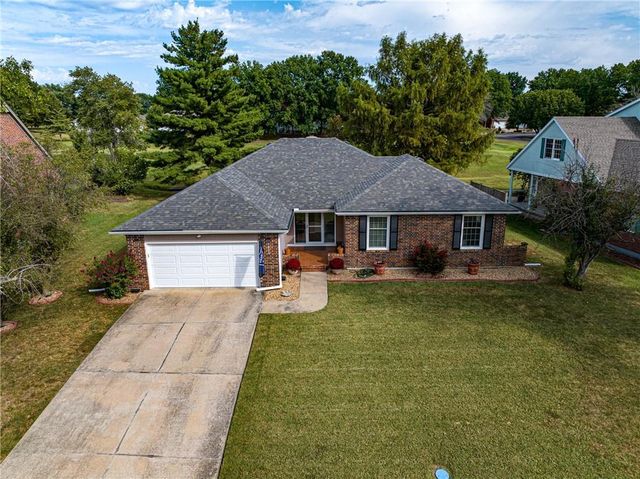 1804 S Nicklaus Drive, Clinton, MO 64735