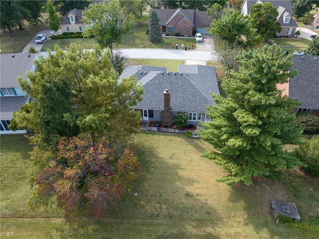 1804 S Nicklaus Drive, Clinton, MO 64735