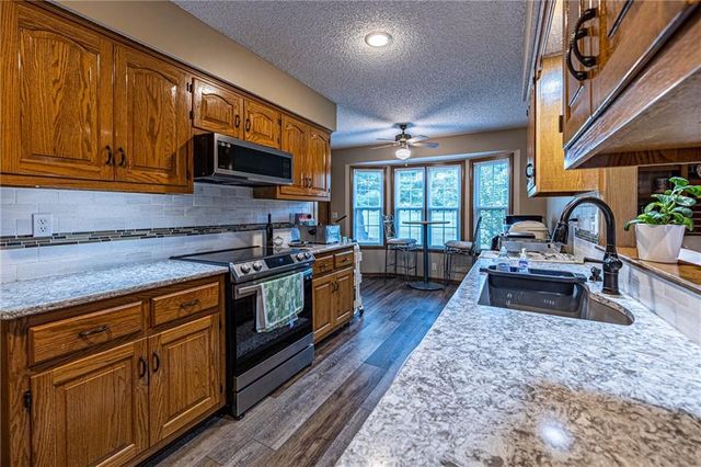 1804 S Nicklaus Drive, Clinton, MO 64735