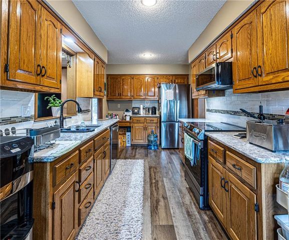 1804 S Nicklaus Drive, Clinton, MO 64735