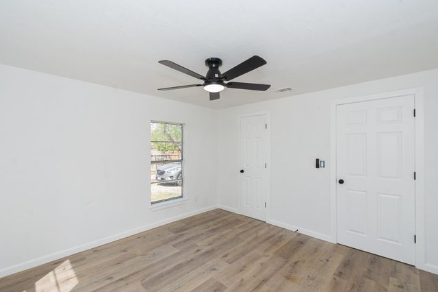 211 W South Street, Alvin, TX 77511