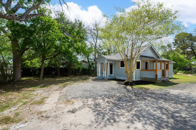211 W South Street, Alvin, TX 77511