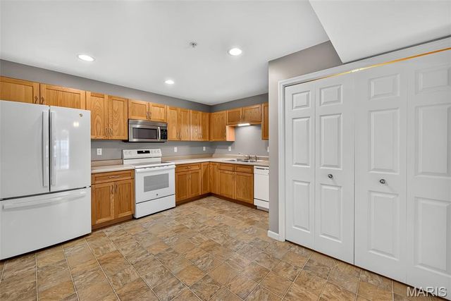 2562 Coppergate Square Drive F, St Louis, MO 63129