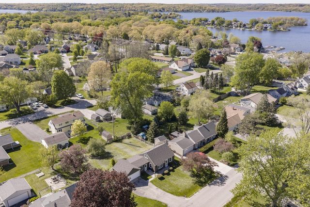W271N2563 Pear Tree LANE, Pewaukee, WI 53072