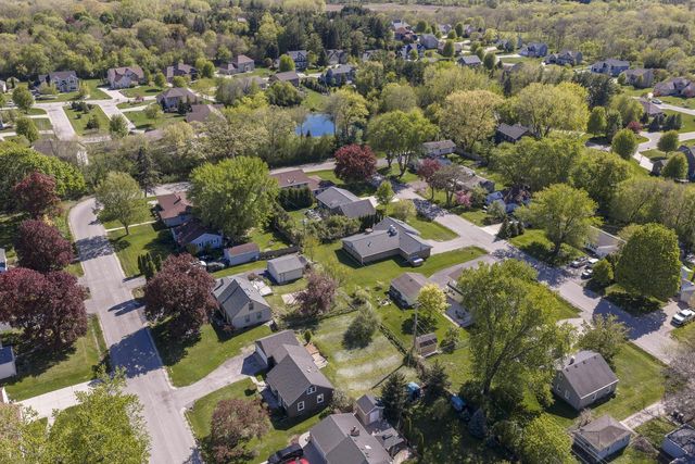 W271N2563 Pear Tree LANE, Pewaukee, WI 53072
