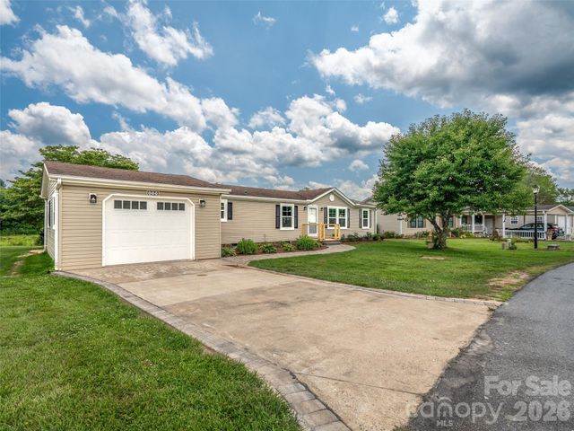 448 Riverwind Drive, Hendersonville, NC 28739