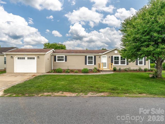 448 Riverwind Drive, Hendersonville, NC 28739