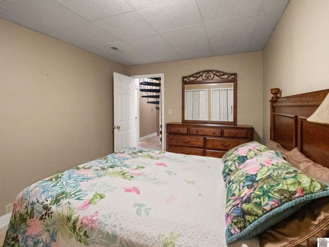 62 lakeshore dr, New Concord, KY 42076