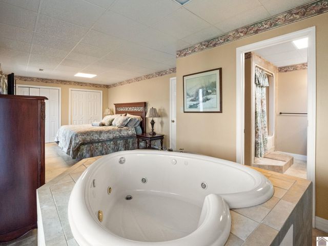 62 lakeshore dr, New Concord, KY 42076