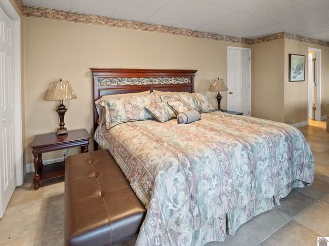 62 lakeshore dr, New Concord, KY 42076