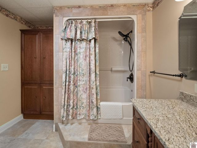 62 lakeshore dr, New Concord, KY 42076