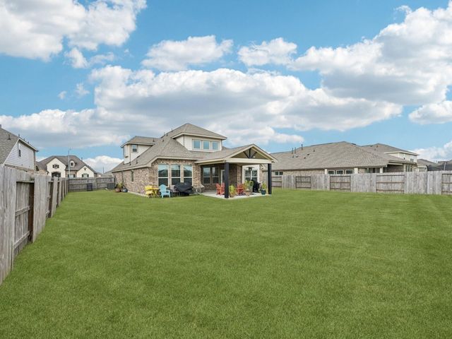 15014 Lake Shore Avenue, Mont Belvieu, TX 77523