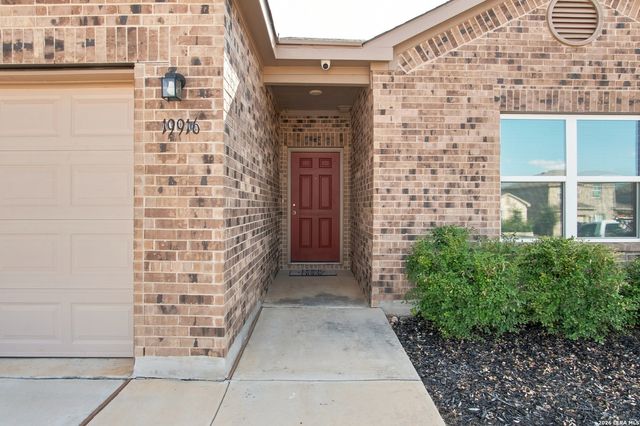 19916 Doc Holiday Dr, Lytle, TX 78052