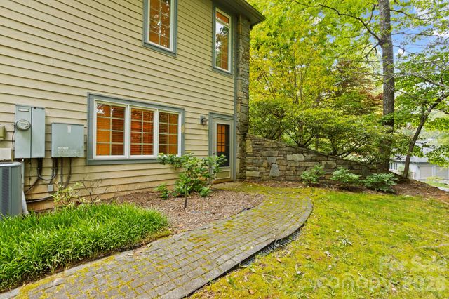 132 Berry Creek Drive, Flat Rock, NC 28731