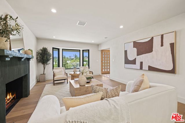 11268 Dona Lola Drive, Studio City, CA 91604