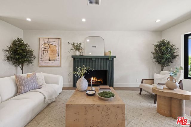 11268 Dona Lola Drive, Studio City, CA 91604