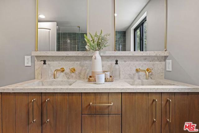 11268 Dona Lola Drive, Studio City, CA 91604