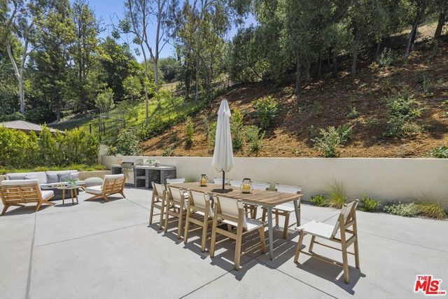 11268 Dona Lola Drive, Studio City, CA 91604