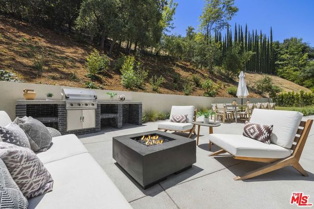 11268 Dona Lola Drive, Studio City, CA 91604