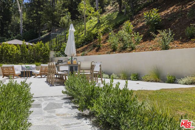 11268 Dona Lola Drive, Studio City, CA 91604