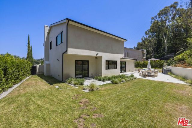 11268 Dona Lola Drive, Studio City, CA 91604